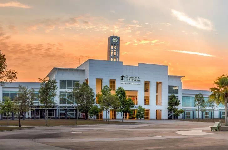 坐落于绿地的诺丁汉大学马来西亚分校校园美景